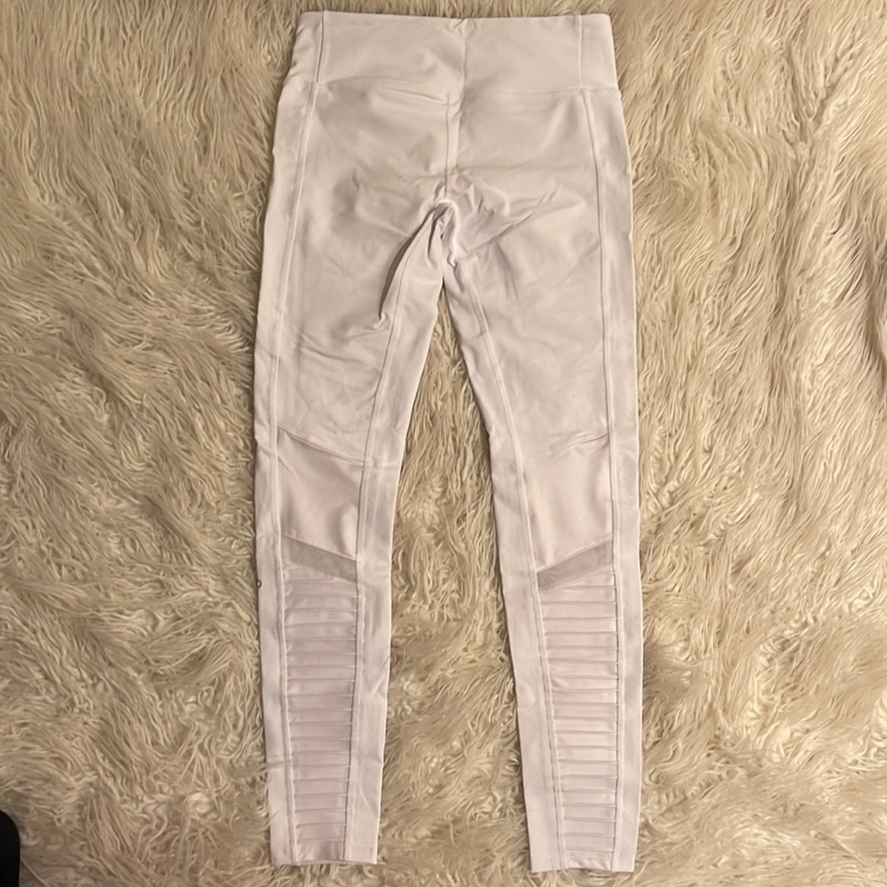 Alo High-Waist Moto Legging. White. Size Medium - Picture 3 of 10